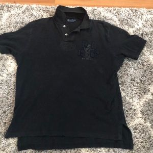 Men’s black polo shirt sleeve